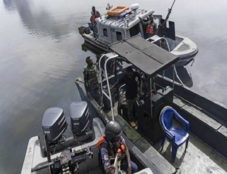Navă cu marinari români, atacată de pirați în Oceanul Atlantic. Un român este ostatic