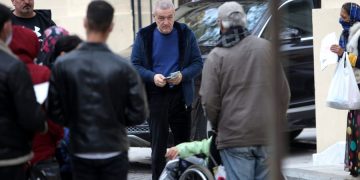 „Palatul” lui Gigi Becali, asaltat de nevoiași în plină pandemie