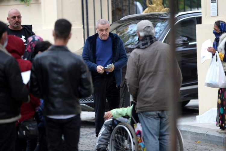„Palatul” lui Gigi Becali, asaltat de nevoiași în plină pandemie