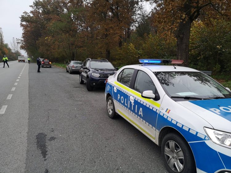 DOCUMENTE OFICIALE Modelul declaraţiei pe propria răspundere pentru deplasarea în afara locuinţei şi formularul adeverinţei de la angajator. DESCARCĂ DOCUMENTELE