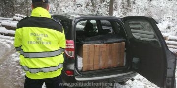 Sucevean cercetat pentru contrabandă și 3.000 pachete cu țigări confiscate dintr-o mașină