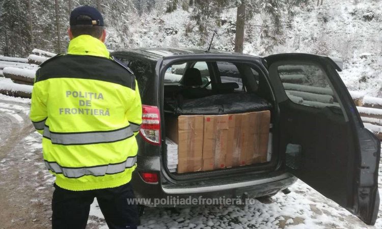 Sucevean cercetat pentru contrabandă și 3.000 pachete cu țigări confiscate dintr-o mașină