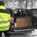 Sucevean cercetat pentru contrabandă și 3.000 pachete cu țigări confiscate dintr-o mașină