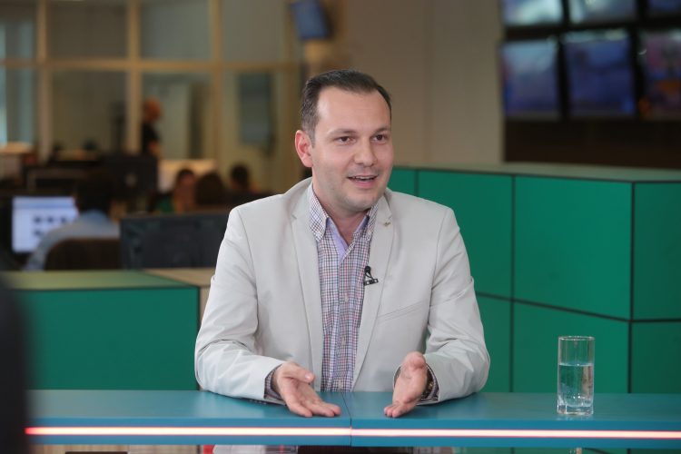 Radu Țincu, medic ATI la Spitalul Floreasca: „Într-o lună vom avea peste 25.000 de mii de cazuri în fiecare zi”