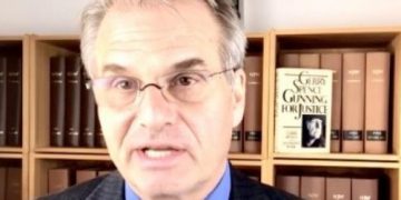 Avocatul german Reiner Fuellmich și colegii săi afirmă că testele PCR, promovate de Organizația Mondială a Sănătății, de alte organizații și de numeroși alți oficiali din domeniul sănătății, trebuie făcute responsabile pentru izolări și restricții