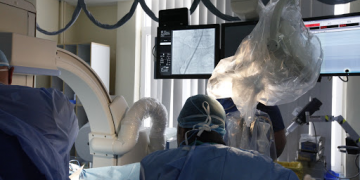 Două intervenții endovasculare, sub îndrumarea unui medic italian, realizate în cadrul Laboratorului de Angiografie al Spitalului Judeţean de Urgenţă din Baia Mare