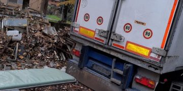 Bărbat mort de COVID-19, ţinut în remorca unui TIR. Familia, obligată să achite 1200 de lei pentru a ridica trupul neînsufleţit