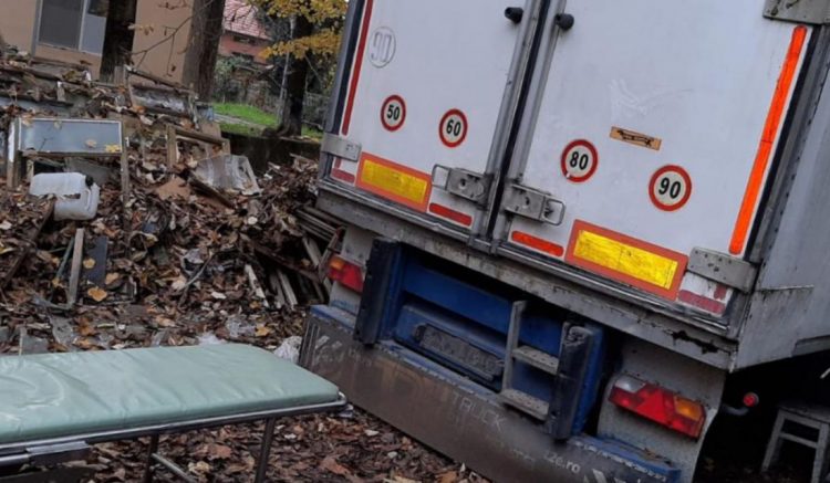 Bărbat mort de COVID-19, ţinut în remorca unui TIR. Familia, obligată să achite 1200 de lei pentru a ridica trupul neînsufleţit