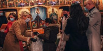 Campanie nouă, metehne vechi. PNL îşi face campanie în biserică – Raluca Turcan oferă ajutoare celor nevoiaşi