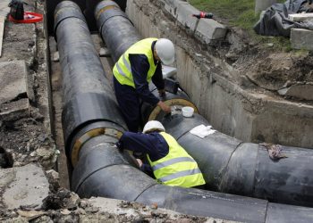 Avarie la reţeaua de apă potabilă pe două străzi din Baia Mare. Intervin echipele Vital