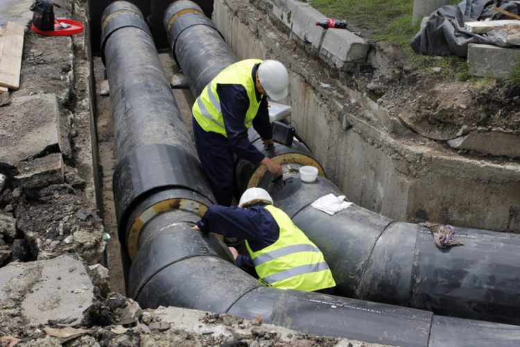 Avarie la reţeaua de apă potabilă pe două străzi din Baia Mare. Intervin echipele Vital