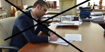 EXCLUSIV – A GIRAT președintele IONEL BOGDAN? Distrugerea bunului public la Consiliul Județean Maramureș! Pozele cu fostul președinte au fost rupte dintr-o revistă plătită din bani publici