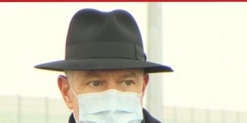 Șapca lui Iohannis: Zici că-i Al Capone înaintea unui jaf (electoral?)