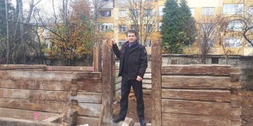 Decanul Facultății de Litere a demarat iniţiativa de a aduce o 𝑐𝑎𝑠𝑎̆ 𝑡𝑟𝑎𝑑𝑖𝑡̧𝑖𝑜𝑛𝑎𝑙𝑎̆ 𝑠𝑝𝑒𝑐𝑖𝑓𝑖𝑐𝑎̆ 𝑀𝑎𝑟𝑎𝑚𝑢𝑟𝑒𝑠̧𝑢𝑙𝑢𝑖 în curtea Facultăţii de Litere