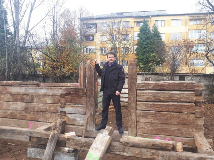 Decanul Facultății de Litere a demarat iniţiativa de a aduce o 𝑐𝑎𝑠𝑎̆ 𝑡𝑟𝑎𝑑𝑖𝑡̧𝑖𝑜𝑛𝑎𝑙𝑎̆ 𝑠𝑝𝑒𝑐𝑖𝑓𝑖𝑐𝑎̆ 𝑀𝑎𝑟𝑎𝑚𝑢𝑟𝑒𝑠̧𝑢𝑙𝑢𝑖 în curtea Facultăţii de Litere