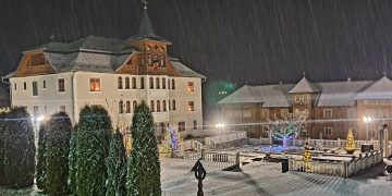 Iarna se instalează în Maramureș. Peste Deal ninge! – FOTO