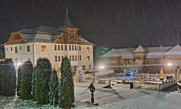 Iarna se instalează în Maramureș. Peste Deal ninge! – FOTO