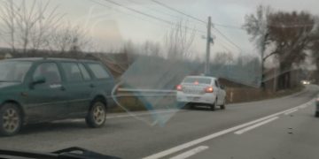 Mașină abandonată pe podul de la Lăpușel