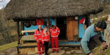 Salvatorii VALORA MED au împărțit darurile moșului, la o familie greu încercată din Preluca Nouă