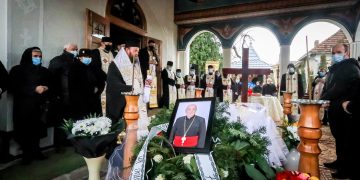 Părintele Gheorghe Roman, condus astăzi pe ultimul drum, în curtea Bisericii „Sfinții Arhangheli Mihail și Gavriil” din localitatea Ciocotiș