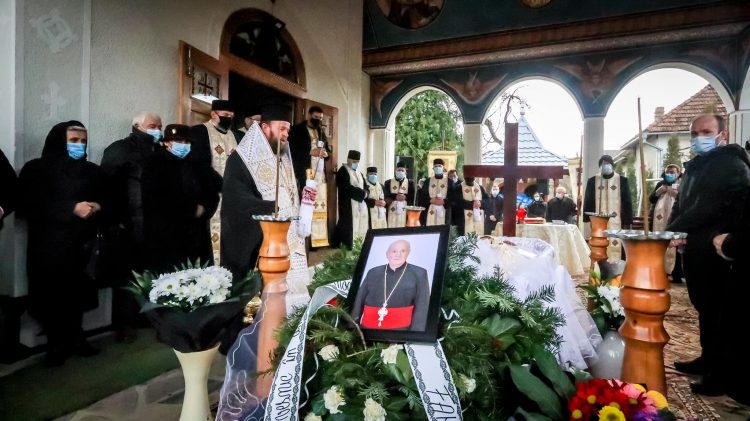 Părintele Gheorghe Roman, condus astăzi pe ultimul drum, în curtea Bisericii „Sfinții Arhangheli Mihail și Gavriil” din localitatea Ciocotiș