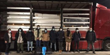 Nouă cetăţeni străini, depistaţi ascunşi într-un automarfar încărcat cu textile