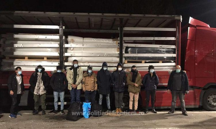 Nouă cetăţeni străini, depistaţi ascunşi într-un automarfar încărcat cu textile
