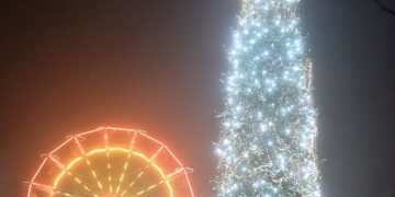 5 decembrie – Aprinderea iluminatului ornamental din Baia Mare si a luminilor pe Bradul Băimărenilor. Vom avea şi două târguri de Crăciun