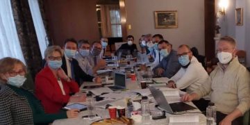 Imaginea hienelor împărţindu-şi un stârv…