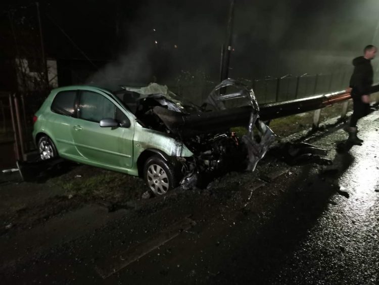 Accident în Tăuții de Sus! A intrat cu mașina în parapet, după ce s-a urcat beat la volan – FOTO