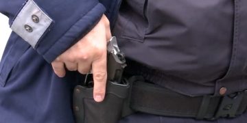 Foc de armă la o secţie de votare. Unui polițist i s-a descărcat pistolul
