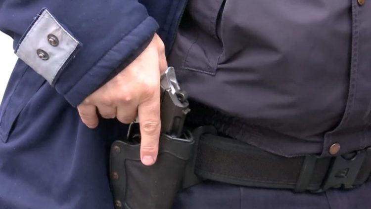 Foc de armă la o secţie de votare. Unui polițist i s-a descărcat pistolul
