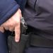 Foc de armă la o secţie de votare. Unui polițist i s-a descărcat pistolul