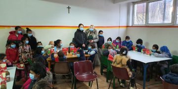 Asociația „Ever Forward” a distribuit peste 250 de pachete cu dulciuri pentru copiii din Baia Mare și Sighetu Marmației