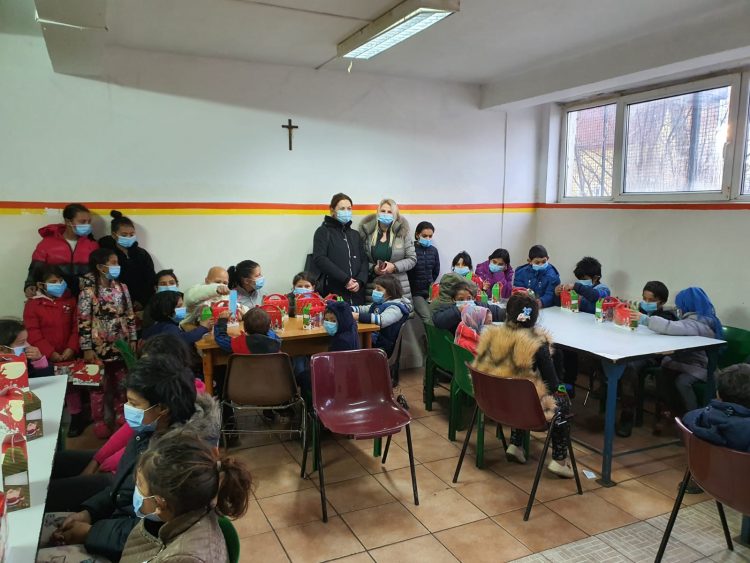 Asociația „Ever Forward” a distribuit peste 250 de pachete cu dulciuri pentru copiii din Baia Mare și Sighetu Marmației