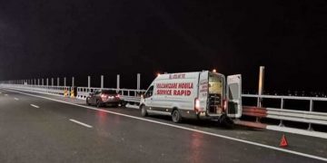 Un şofer din Bacău şi-a rupt janta maşinii într-o groapă de pe Autostrada Moldovei, inaugurată… cu o zi în urmă