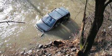 Accident în zona Bârsana! Autoturism căzut în albia râului și trei persoane rănite – foto