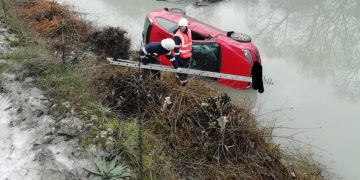 O primărie a fost amendată după ce o şoferiţă a plonjat cu maşina în râu din cauza gheţii de pe stradă