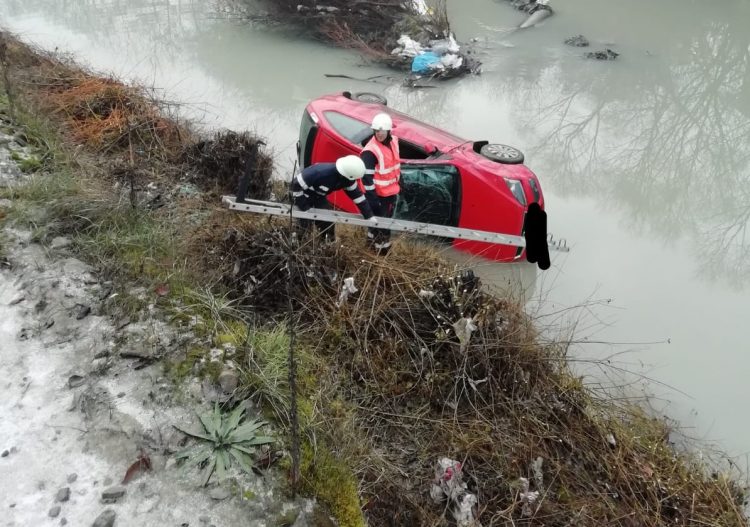 O primărie a fost amendată după ce o şoferiţă a plonjat cu maşina în râu din cauza gheţii de pe stradă