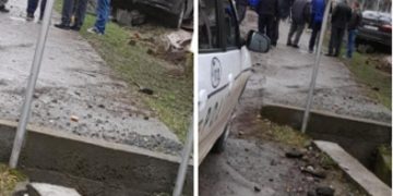 Accident la Fărcaşa. A ajuns cu maşina într-un podeț din beton, apoi s-a oprit în gardul unei grădini