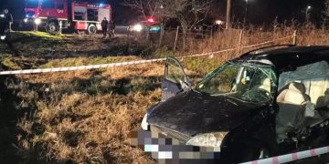 Accident feroviar fatal. O mașină a fost spulberată de un tren al cărui mecanic era băut. Toți pasagerii au murit pe loc