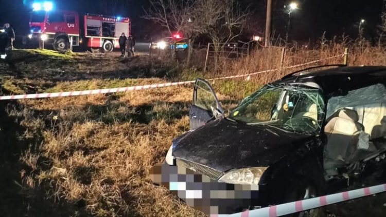 Accident feroviar fatal. O mașină a fost spulberată de un tren al cărui mecanic era băut. Toți pasagerii au murit pe loc