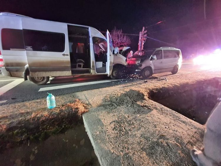10 victime, dintre care trei copii, după ce două microbuze s-au ciocnit frontal la Valea Chioarului