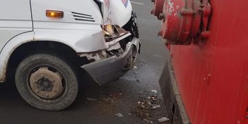Accident la Piaţa Izvoare. Impact între o autoutilitară şi un troleibuz – FOTO