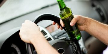 Doi bărbați au condus sub influența băuturilor alcoolice. Unul a intrat în coliziune cu o altă mașină