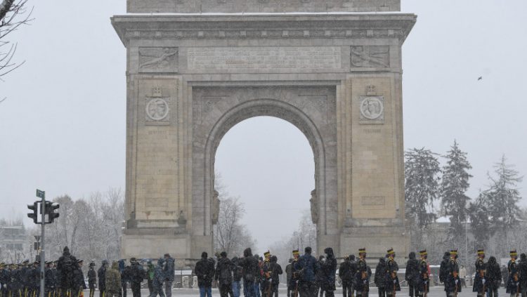 Ziua Națională, sărbătorită anul acesta de acasă. Fără defilare la Arcul de Triumf, fără public, fără emoțiile de altădată