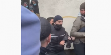 Se întâmplă în România: Polițiști locali luați la bătaie în plină stradă (VIDEO)