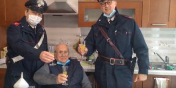 Un bătrân din Bologna a sunat la carabinieri spunându-le că se simte singur și nu are cu cine să ciocnească un pahar de Crăciun
