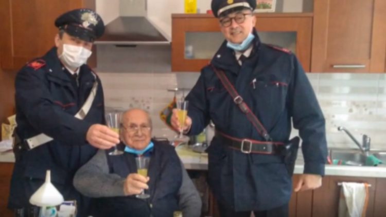 Un bătrân din Bologna a sunat la carabinieri spunându-le că se simte singur și nu are cu cine să ciocnească un pahar de Crăciun