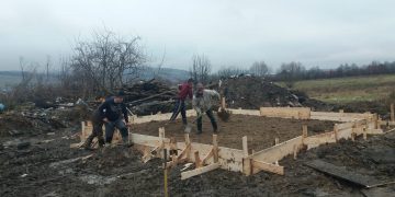 Noua căsuță a văduvei cu 7 copii din Târgu Lăpuș, începe să prindă contur